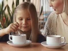 Ten napój, który chroni dzieci przed przeziębieniem. Złote mleko jest idealne na jesień