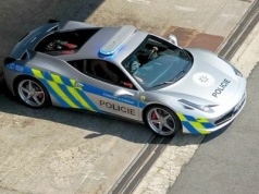 Ferrari czeskiej policji pokonało 35 000 km. I wyjątkowo często prowokuje do łamania pewnego przepisu