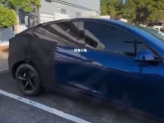 Tesla E41 wymieniona w oprogramowaniu 2025.32.6. Bez szklanego dachu, składanych lusterek, TPMS. Tania Tesla?