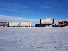 Ciągnik z naczepą pod kontenery na Antarktydzie, z napędem na cztery gąsienice