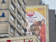 TVP trolluje TVN? Chodzi o plakat "Pytania na śniadanie" jaki zawisł przy Marszałkowskiej na budynku konkurencji