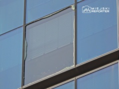 Zbita szyba spadła z 11. piętra Varso Tower na ogródek kawiarniany i pobliski parking