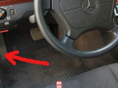 Czwarty pedał w samochodzie może cię zaskoczyć. Do czego służy?