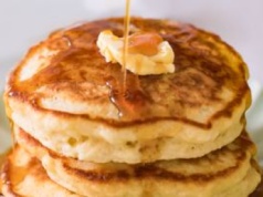 Łączę włoski serek z mąką i jajkami. W kwadrans mam cały talerz puszystych placuszków