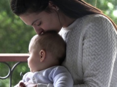 "Daj sobie spokój z kursem, skup się na dziecku". Oto, jak teściowie potrafią gasić nasze ambicje