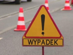 Zderzenie trzech aut na trasie Olsztyn–Ostróda! Dwie osoby trafiły do szpitala