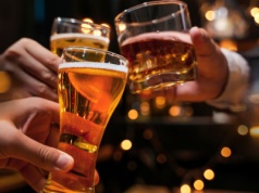 Polacy wcale nie piją najwięcej alkoholu. Inny nawyk jest dużo gorszy