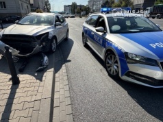 Groźna kolizja w Alei Krakowskiej. Latarnia runęła o centymetry od pieszych