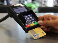 Jeden błąd może kosztować fortunę. Polacy nagminnie popełniają go podczas zakupów