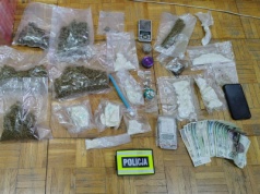 Policyjna akcja antynarkotykowa w Wieluniu. Przejęto ponad kilogram nielegalnych substancji