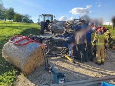 Groźny incydent na polu. Rolnik zakleszczony pod ciągnikiem!