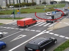 Szokujące nagranie! Na rondzie skręciła w lewo, potem jechała na czołówkę