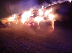 Ogień objął około ćwierć tysiąca balotów ze słomą. Akcja strażaków trwa (zdjęcia)