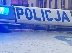 Wrocław: Mężczyzna zawiadomił policję o 500 uzbrojonych bezdomnych. Celem miał być premier