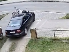 Rowerzysta wbił się w bok samochodu. Ale to nie on był winny