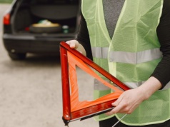 ’Zakładajmy kamizelki, to powinno być odruchowe’ – policjant o bezpieczeństwie kierowców