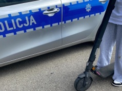 Nastolatek na hulajnodze wjechał w samochód. Nieletni ryzykują zdrowiem i życiem