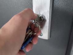 W tym wieku młodzi Polacy opuszczają rodzinne gniazda. Później niż w UE