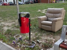 Ktoś na Bielanach postawił fotel przy chodniku. "Usiądzie Heniek, wypije piwko i pójdzie"