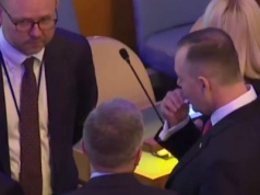 Gest Nawrockiego w ONZ. Politycy krytykują prezydenta za „snusa”