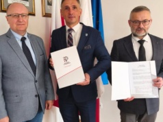 XVI-wieczny modrzewiowy kościół i inne zabytki już wkrótce odkryjesz… jednym kliknięciem. Gmina Aleksandrów podpisała porozumienie z Akademią Piotrkowską