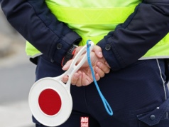 Policjanci z ukrycia patrzą P-12,  a kierowcy ich nie widzą. Potem dostają po osiem pkt i 300 zł