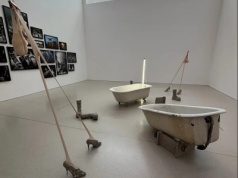 Wanny w muzeum w Warszawie za ponad 800 tys. zł. "Może by tak Trzaskowski je wstawił do tej toalety w Parku Skaryszewskim"