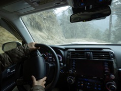 Mieszkańcy mówią: dość! Nowy system będzie karał kierowców za hamowanie silnikiem