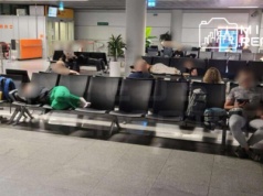 Pasażerowie uwięzieni na Lotnisku Chopina. Czekają już 14 godzin na wylot. Śpią na ławkach, bo nie zapewniono im hotelu