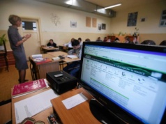 Rodzice są więźniami e-dzienników i robią dzieciom krzywdę. Sytuacja spod szkoły dowodem