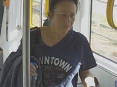 Rozpoznajesz tę kobietę? Policjanci prowadzą postępowanie w sprawie kradzieży.