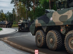 Kolumna wojskowa na drodze. Nawet doświadczeni kierowcy mogą nie wiedzieć, jak się zachować