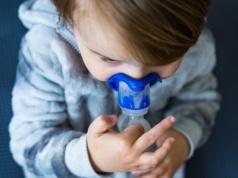 Mama pediatra radzi. Trzy objawy zapalenia płuc, które zauważy rodzic