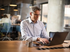 Ukryty koszt sukcesu menedżerów. Uśmiechnięci i skuteczni w biurze, w domu zmagają się z apatią