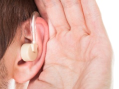 Noszenie aparatów słuchowych skutecznie chroni przed demencją u seniorów