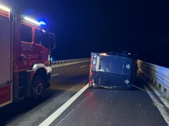 Bus przewrócił się po zderzeniu z jeleniem na autostradzie A4 w Chałupkach
