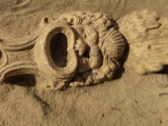 Skarb na cmentarzu. 1900-letnia rzymska lampa w kształcie maski