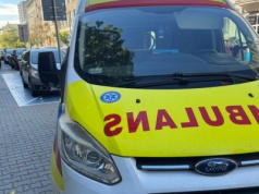 Ambulans, który nie ratował życia, zastawił przejście. "Pan kierowca siedział na ławce i grzebał w tablecie"