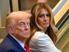 Pojawiła się cała na biało. Tak Melania wyróżniała się na tle innych