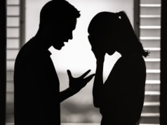 Obsesyjnie ogląda profil byłej swojego chłopaka. Czuje się coraz brzydsza, makijaż zmywa dopiero, gdy w domu panuje półmrok