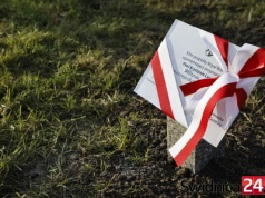 Zamiast informacji o zasłużonych, nazwiska prezydenta i przewodniczącego Rady Miejskiej