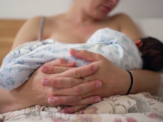 "Karmienie piersią miało być 'czułe' i 'piękne'. Dla mnie stało się źródłem wstydu i bólu"