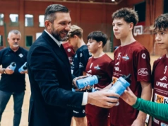 Piłkarze ręczni Siódemki piją legnicką kranówkę