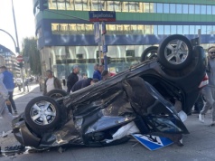 Przerażający wypadek na Pradze-Północ z samochodem na sygnale. "Szybka jazda się tak kończy"