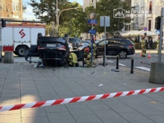 Zderzenie z radiowozem na Pradze. Jedno auto dachowało