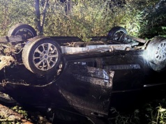 Dachowanie forda na drodze krajowej DK75. Ogromne szczęście kierowcy