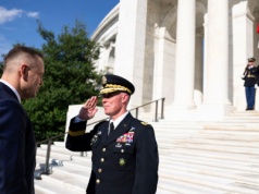 „Gangus” Karol Nawrocki radzi sobie na świecie. Liberałowie mają problem