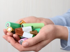 Nowy sposób na recykling baterii. Rozpuszczają się jak wata cukrowa