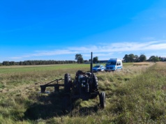 Wypadek podczas prac polowych. 91-latek zatrzymał ciągnik, aby usunąć usterkę, pojazd ruszył i przejechał po mężczyźnie