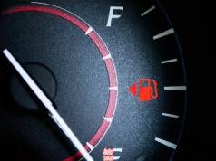 Trójkąt przy wskaźniku paliwa. Kluczowa wskazówka dla kierowców
